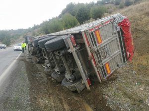 Devrilen tırın şoförü yara almadan kurtuldu