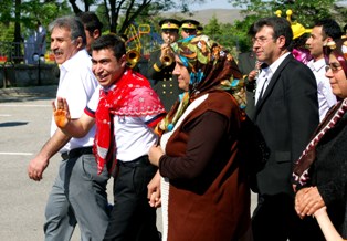 Engelliler, asker olmanın sevincini yaşadı