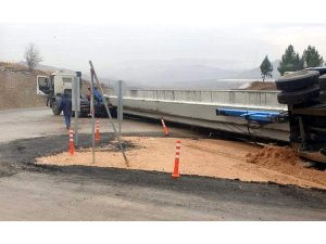 Siirt’te virajı alamayan tır devrildi: 1 yaralı