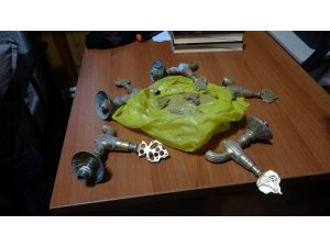 Musluk hırsızı, caminin güvenlik kamerasına yakalandı