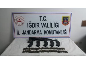 Operasyon yapılan evde kalaşnikof ele geçirildi