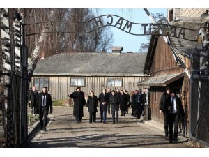 Merkel, Polonya’da toplama kampını ilk kez ziyaret etti