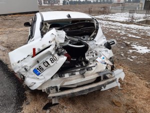 Otomobil ile kamyonet çarpıştı; 2 yaralı