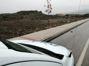 Karısını bıçakladı yol kenarında attı