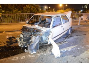 Trafik ışıklarına ve bariyerlere çarpan otomobil hurdaya döndü: 2 yaralı