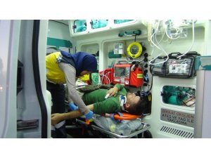 Otomobil, elektrikli bisiklete çarptı: 2 yaralı