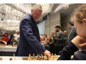 Büyük Usta Karpov, 10 sporcuyla aynı anda satranç oynadı