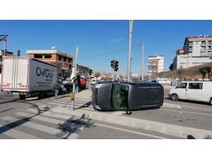 Takla atan araçtan burunları bile kanamadan çıktılar