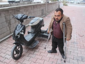 Yürüme engelli vatandaşın elektrikli bisikletini kırdılar