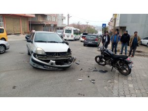 Otomobille çarpışan motosikletli yaralandı