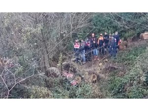 Devrilen traktörün altında can verdi