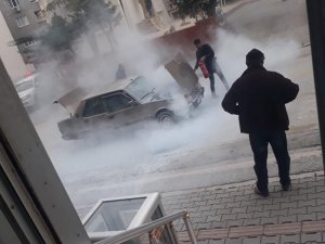 Seyir halindeki otomobil yandı