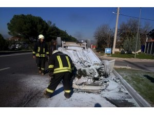 Karayolunda takla atan araç ters döndü