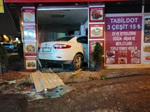 Dükkana giren otomobil ortalığı savaş alanına çevirdi