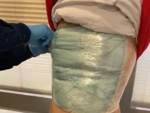 Streç filmle vücuduna sardığı uyuşturucuyla uçağa binmek isterken yakalandı