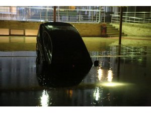 Kontrolden çıkan otomobil otelin havuzuna uçtu