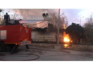 Antalya’da çıkan yangında 2 ev kullanılamaz hale geldi