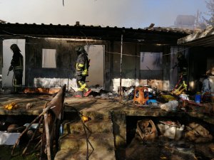 Muğla'da çıkan yangında prefabrik ev kullanılamaz hale geldi