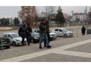 Nakliyecilik yapmak için çaldıkları kamyonla yakalandılar