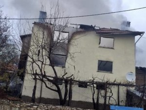 3 katlı ev kül oldu: 2 yaralı