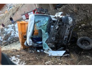 Hafriyat kamyonu köprüden düştü: 1 ölü