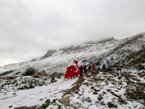 Konya'da dağcılar Doğu Türkistan'a destek  için Küpe Dağı'na tırmandılar