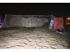 Hatay'da freni patlayan kamyonun sürücüsü yaralandı