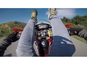 Sarıyer’de motosiklete sırtüstü uzanıp tek tekerlek üzerinde gitti