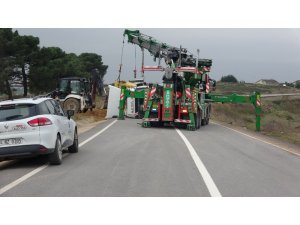 Köpeğe çarpmamak için direksiyonu kırınca hafriyat kamyonu yola devrildi