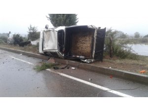 Refüje devrilen hafif ticari aracın sürücüsü yaralandı