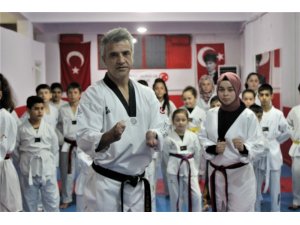 Elleri olmadan 2 kez dünya şampiyonu oldu, şimdi şampiyonlar yetiştiriyor