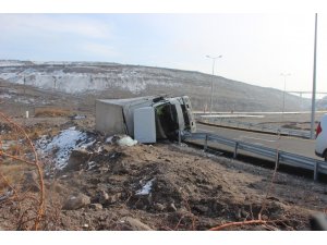 Virajı alamayan su yüklü tır devrildi: 1 yaralı