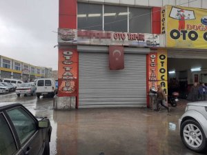 Av tüfeğiyle oynayan genç arkadaşını yaraladı