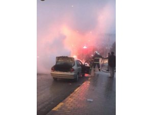 Seyir halindeki otomobil yandı