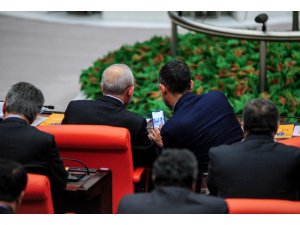 CHP Grup Başkanvekili Özel’in, Kılıçdaroğlu’na gösterdiği fotoğraflar merak uyandırdı