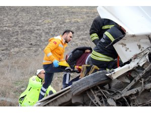 Takla atan minibüste sıkışan 2 kişi itfaiye tarafından kurtarıldı
