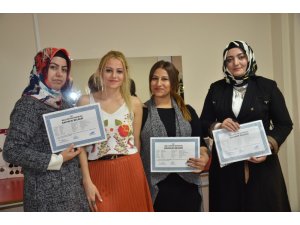 Kuaförlük kursuna katılan hanımlar kalfalık belgelerini aldı