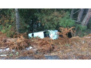 Buzlanan yolda kayan araç şarampole yuvarlandı