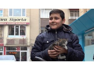 İtfaiye ekiplerinin kurtardığı kediyi 14 yaşındaki çocuk sahiplendi