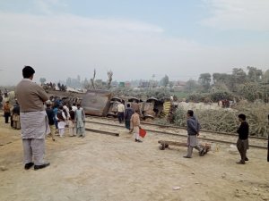 Pakistan’da trenle kamyon çarpıştı: 1 ölü, 8 yaralı