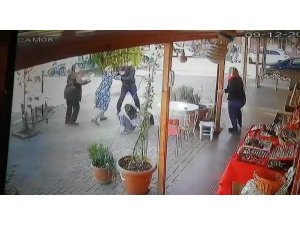 Öfkeli baba, kızını dövmekle suçladığı kız öğrencileri böyle kovaladı