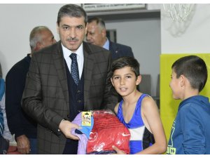Güreşçilere spor malzemesi yardımı yapıldı