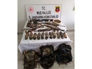 Şenyayla’da etkisiz hale getirilen 5 teröristin silahları sergilendi