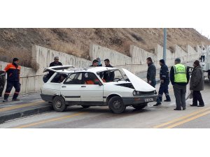 Başkentte iki otomobilin çarpıştığı kazada sürücüler yaralandı