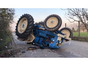 Devrilen traktörün altında kalan sürücü yaralandı