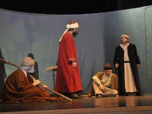 SÜ'de ‘Kendi' adlı tiyatro gösterisi sahnelenmeye başladı