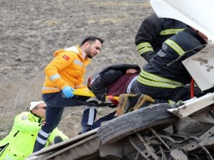 Takla atan minibüste sıkışan 2 kişi itfaiye tarafından kurtarıldı