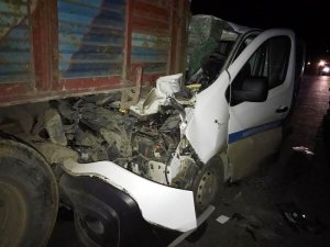 Otomobil tıra arkadan çarptı: 2 yaralı