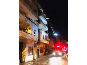 Artvin’de 3 katlı binada çatı yangını