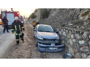 Sürücü direksiyon hâkimiyetini kaybetti, otomobil istinat duvarına çarparak durabildi